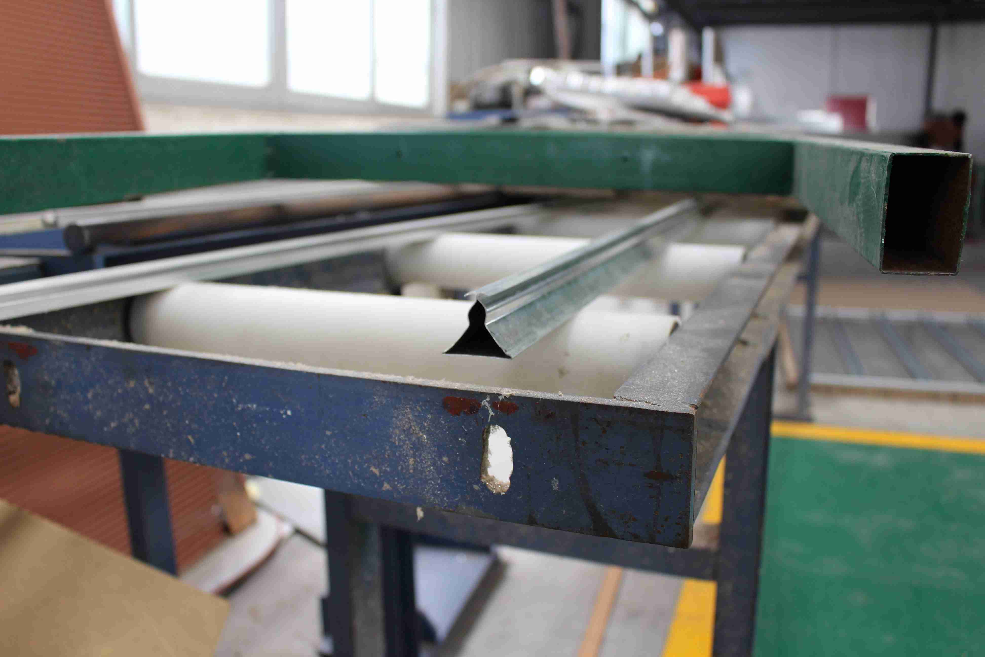 铝蜂窝板是采用高韧性粘接剂研制而成的一种复合材料